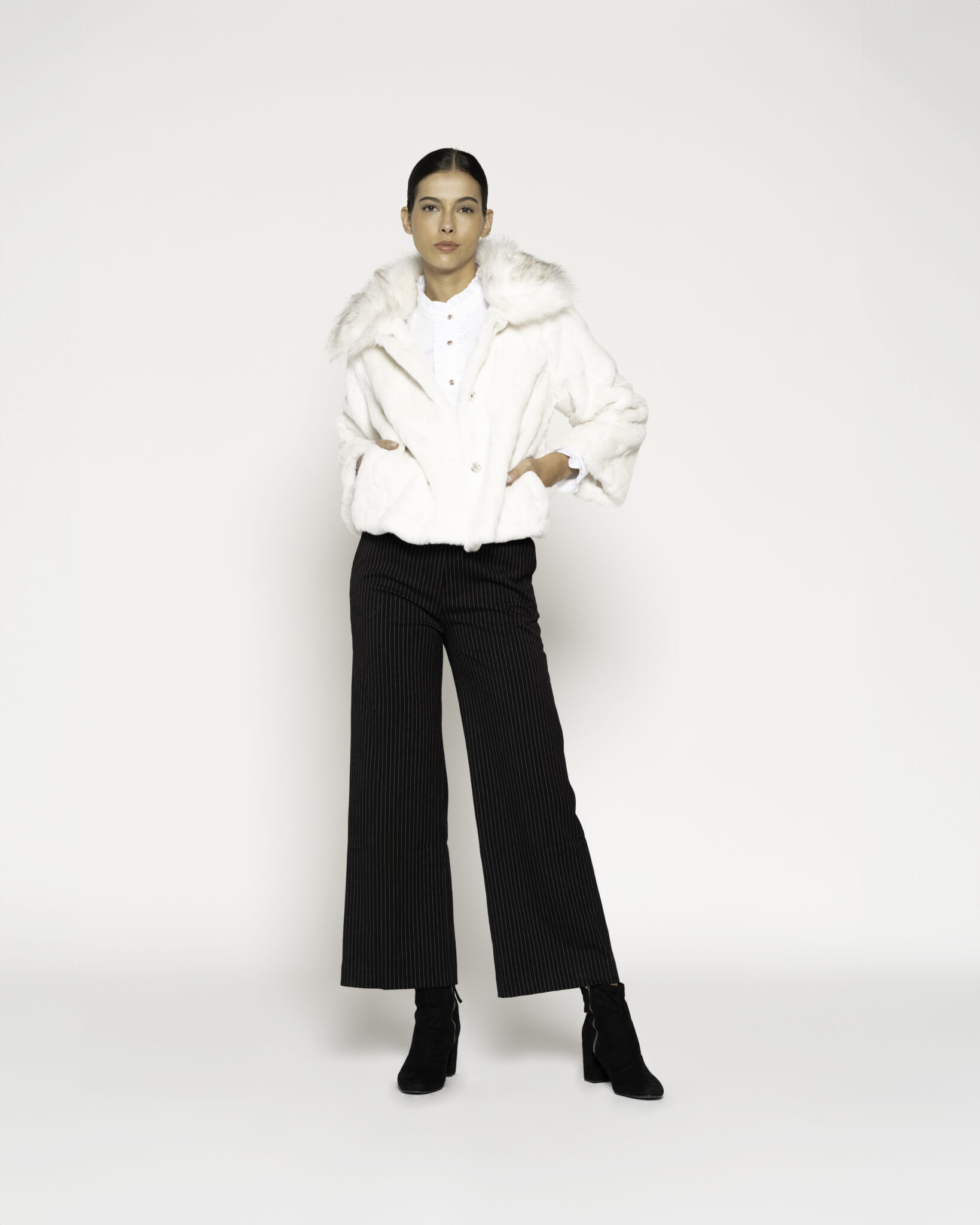 Chaqueta corta de pelo blanco con cuello abullonado, vista frontal.