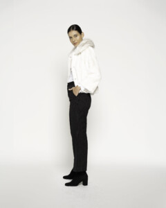 Chaqueta corta de pelo blanco con cuello abullonado, vista frontal.