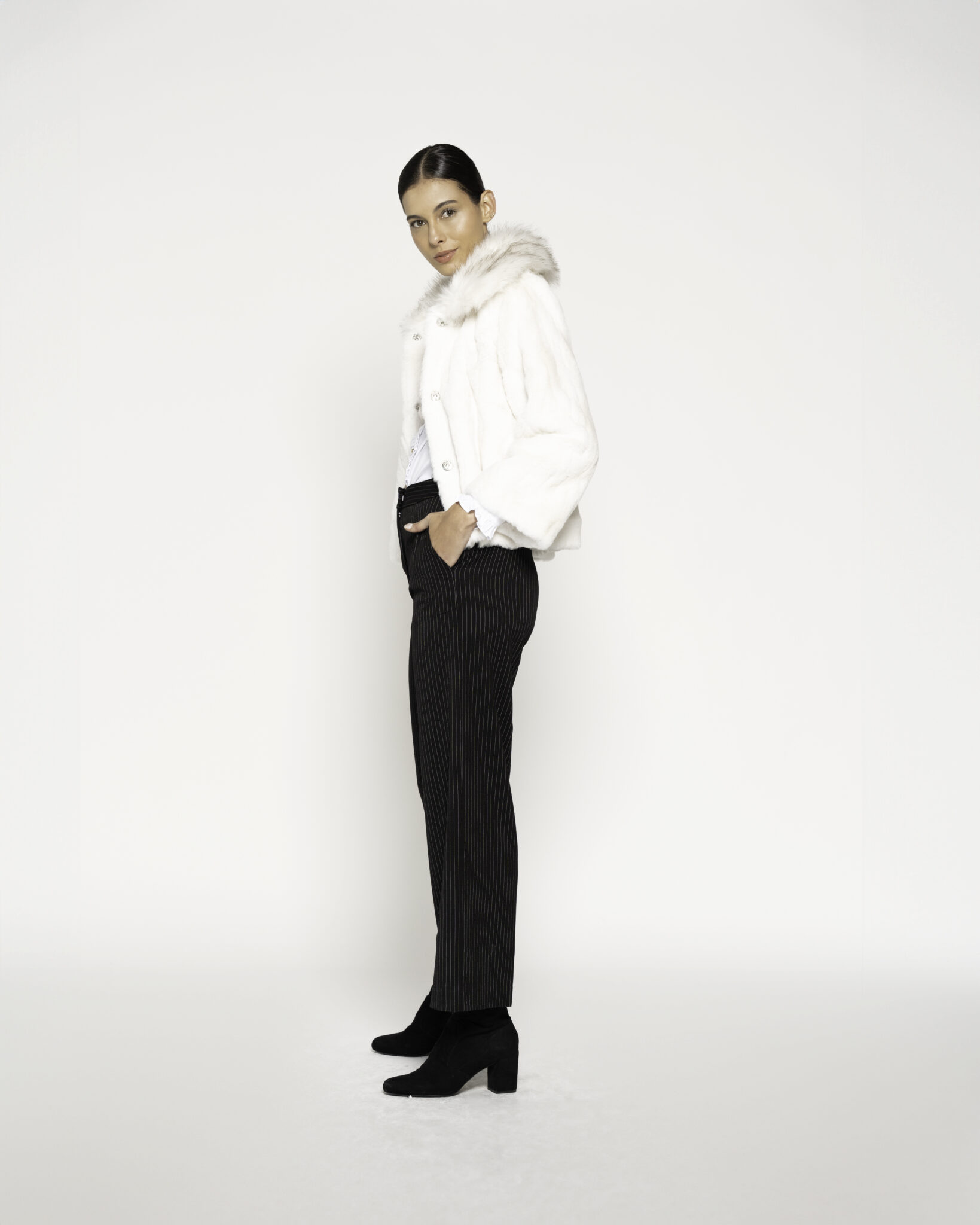 Chaqueta corta de pelo blanco con cuello abullonado, vista frontal.