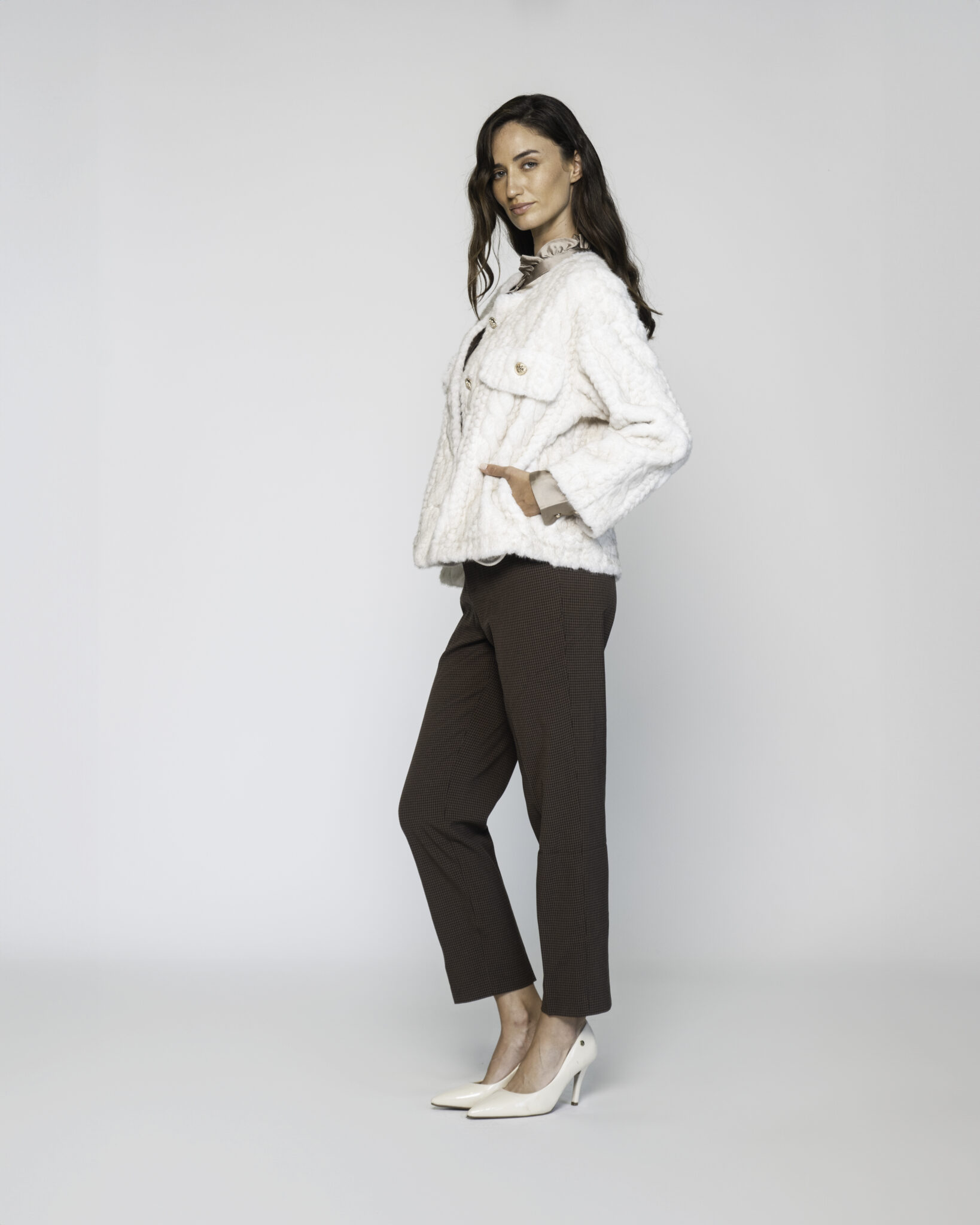 Chaqueta corta de pelo crudo con textura trenzada y botones dorados, vista frontal.