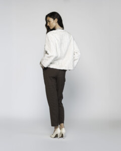 Chaqueta corta de pelo crudo con textura trenzada y botones dorados, vista frontal.