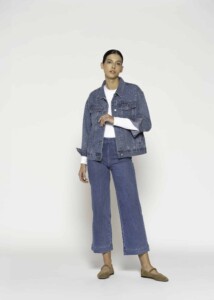 Chaqueta denim azul con tachas plateadas, bolsillos en el pecho y botones metálicos, modelo Formentera.