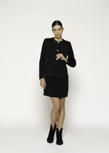 Chaqueta negra de corte recto con cuello redondo y botones dorados, modelo Formentera, frente.