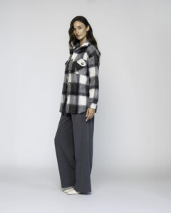 Chaqueta overshirt a cuadros grandes blanco negro y gris con bolsillos, vista frontal.