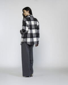 Chaqueta overshirt a cuadros grandes blanco negro y gris con bolsillos, vista frontal.