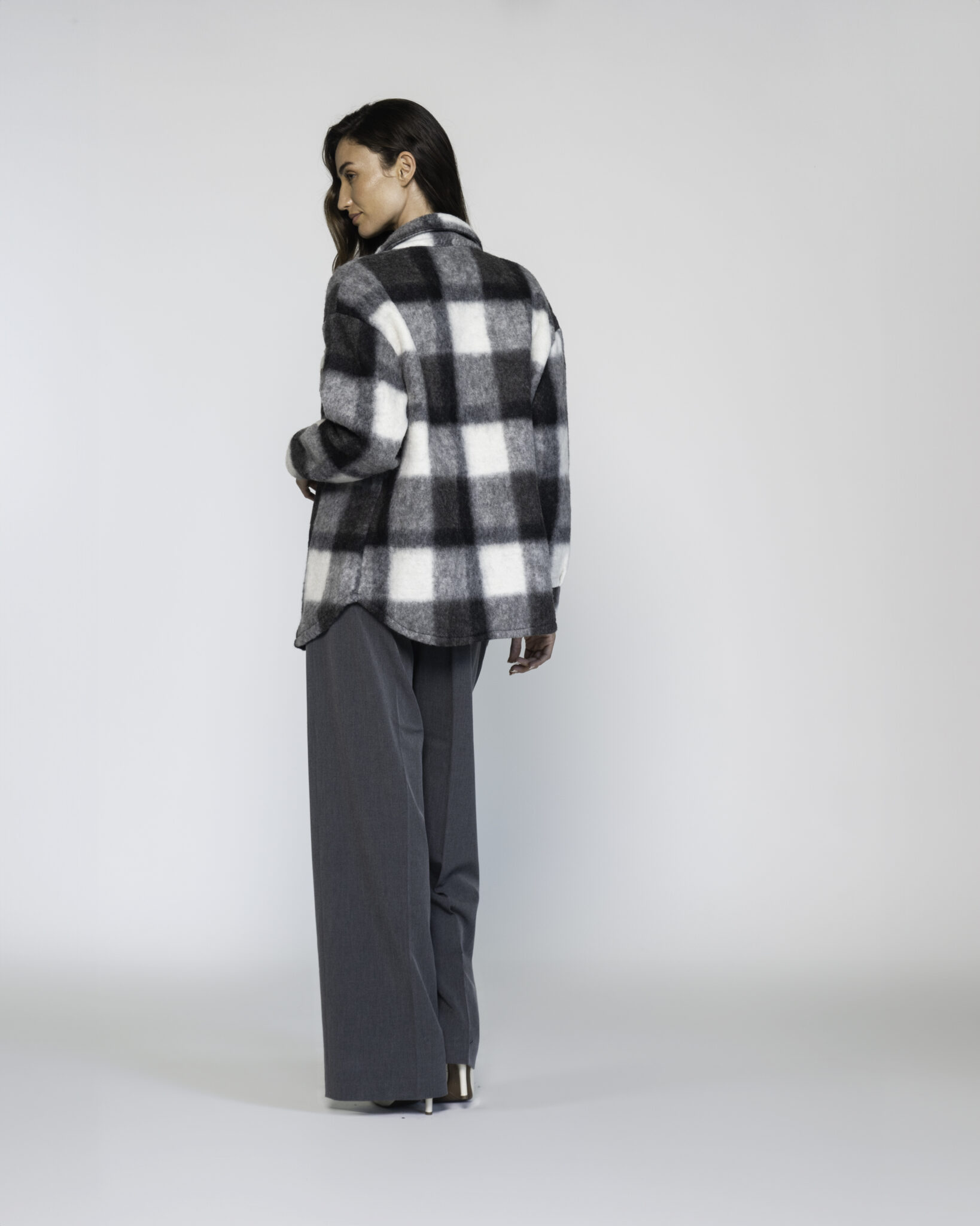 Chaqueta overshirt a cuadros grandes blanco negro y gris con bolsillos, vista frontal.