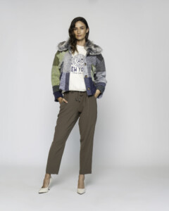 Chaqueta patchwork con paneles multicolor y cuello de pelo gris, vista frontal.