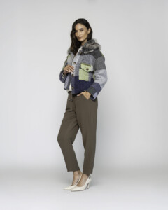 Chaqueta patchwork con paneles multicolor y cuello de pelo gris, vista frontal.