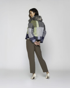 Chaqueta patchwork con paneles multicolor y cuello de pelo gris, vista frontal.