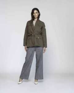 Chaqueta verde militar con cinturón, cuatro bolsillos con solapa y botones a presión, modelo Formentera, frente.