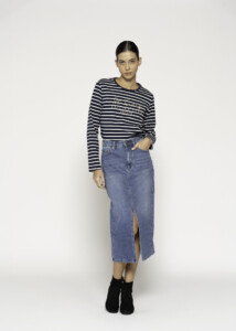 Falda denim azul medio con corte midi y abertura frontal, tiro alto, modelo Formentera.