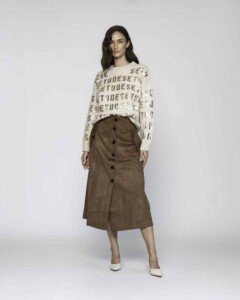 Falda midi camel con botones al frente y bolsillos laterales, modelo Formentera, vista frontal completa.