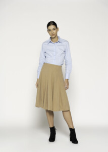 Falda midi camel con pliegues marcados, modelo Formentera, vista frontal completa.