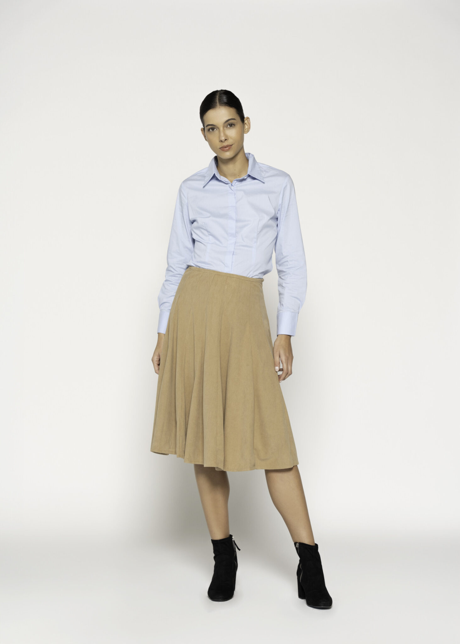 Falda midi camel con pliegues marcados, modelo Formentera, vista frontal completa.
