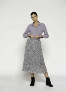 Falda midi con estampado blanco y negro, cintura elástica, modelo Formentera, vista frontal.