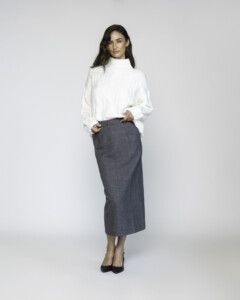 Falda midi gris de corte recto con cintura alta, modelo Formentera, vista frontal.