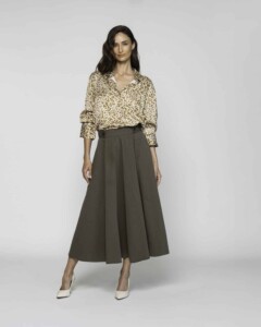 Falda midi verde militar con pliegues y cintura alta, modelo Formentera, vista frontal completa.