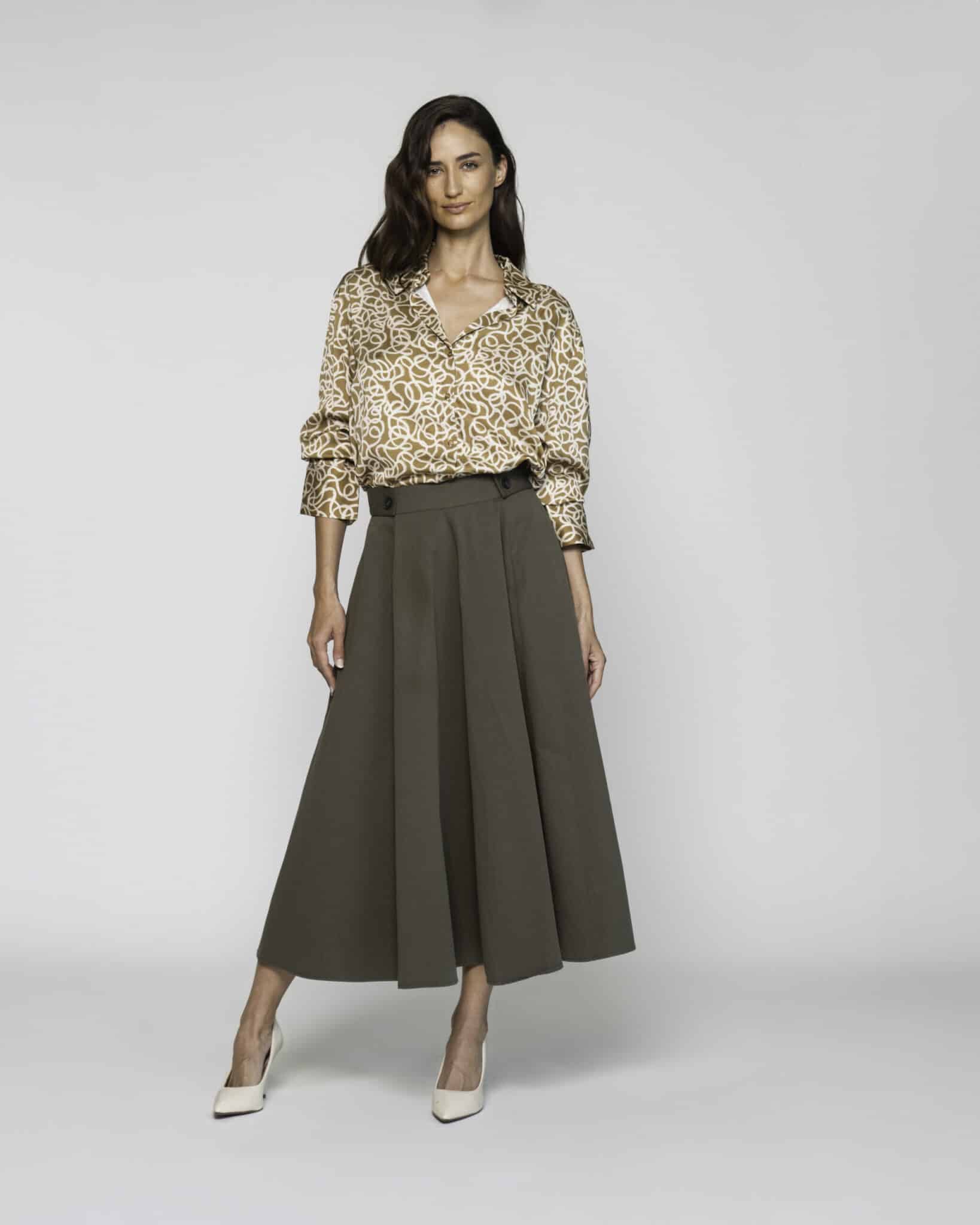 Falda midi verde militar con pliegues y cintura alta, modelo Formentera, vista frontal completa.