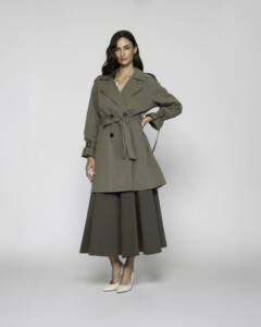 Gabardina verde militar con cinturón y doble botonadura, modelo Formentera, vista frontal.