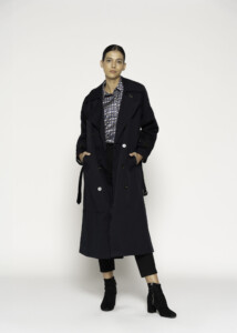 Impermeable largo negro con doble botonadura y cinturón, modelo Formentera, frente completo.