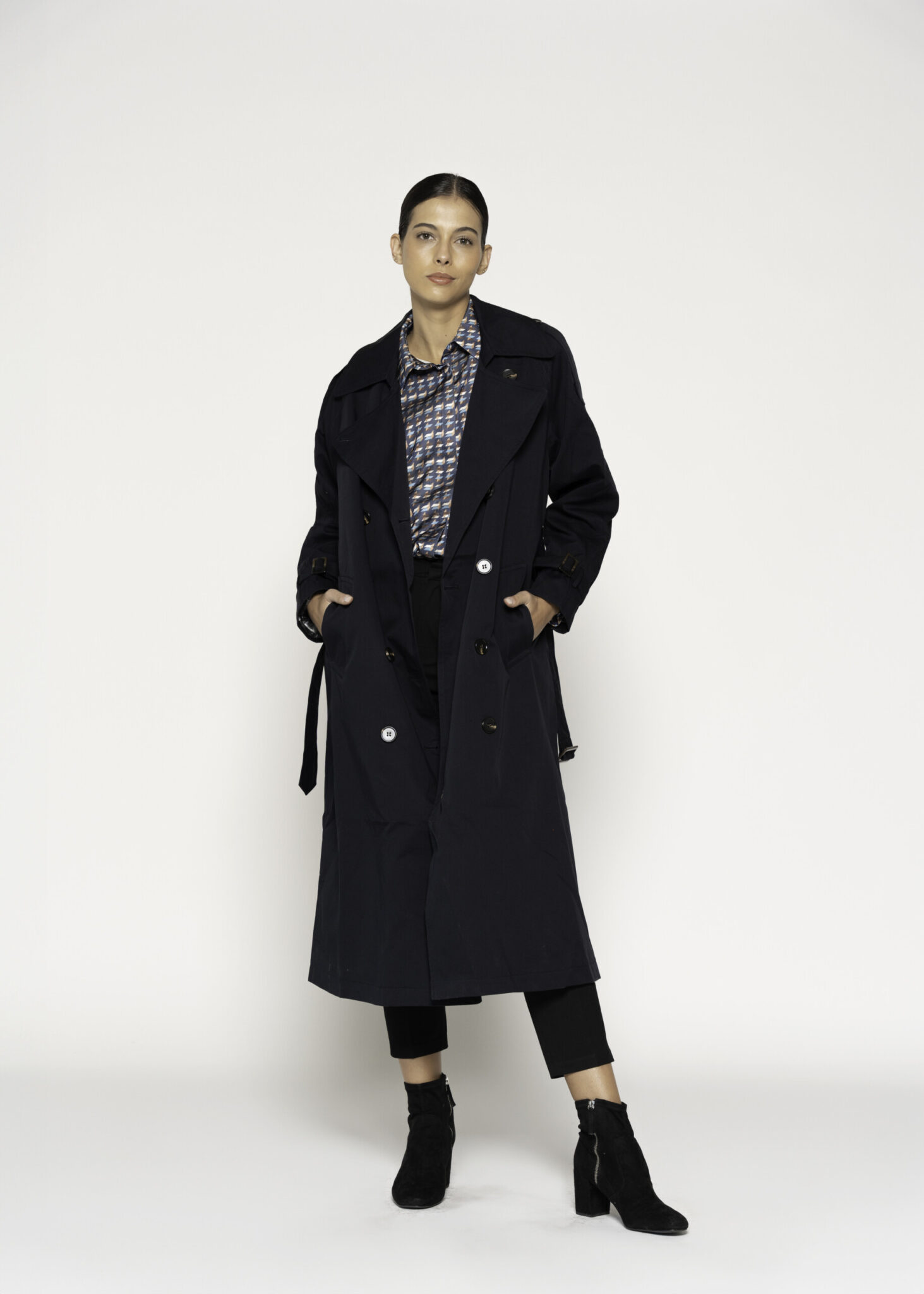 Impermeable largo negro con doble botonadura y cinturón, modelo Formentera, frente completo.