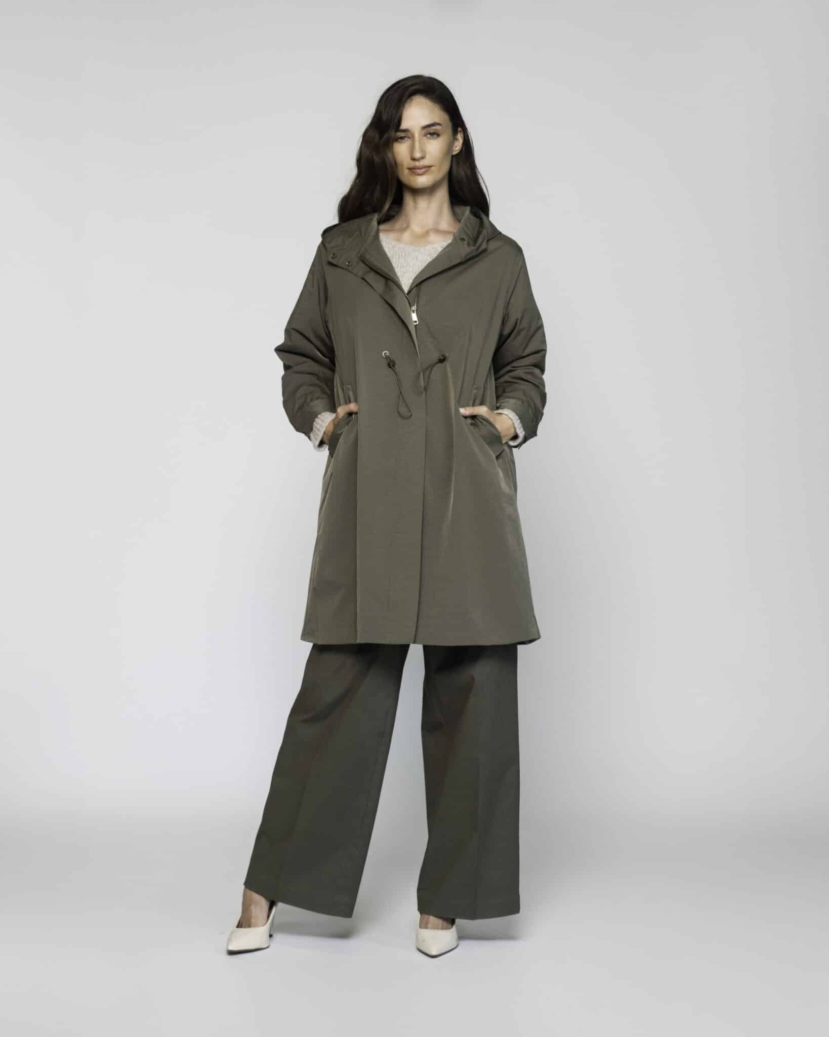 Impermeable verde militar con capucha y bolsillos, modelo Formentera, vista frontal.