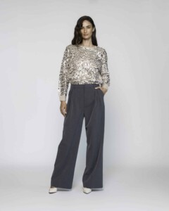 Pantalón ancho gris con pinzas y bolsillos laterales, modelo Formentera, vista frontal completa.