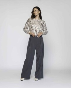 Vista completa de cuerpo entero mostrando pantalón ancho gris con pinzas y pierna recta, combinado con blusa estampada de lunares