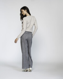 Vista trasera de pantalón palazzo gris tiro alto con pinzas, corte amplio y largo hasta el suelo, modelo Formentera