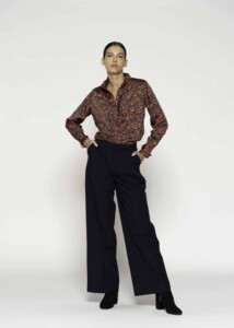 Pantalón ancho negro de tiro alto con pinzas, corte palazzo, modelo Formentera, vista frontal completa.