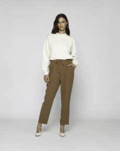 Pantalón camel de corte recto con cintura alta, cordón ajustable y pinzas, modelo Formentera, frente.