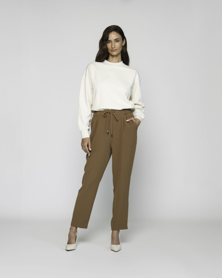Pantalón camel de corte recto con cintura alta, cordón ajustable y pinzas, modelo Formentera, frente.