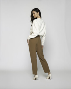 Vista de espalda del pantalón camel con cordón y pinzas, mostrando corte recto y caída desde la cintura alta, modelo Formentera