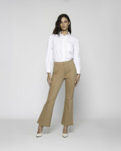 Pantalón camel de corte recto con pinzas frontales y largo tobillero, modelo Formentera, vista frontal completa.