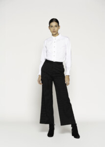 Pantalón negro con rayas finas verticales, corte ancho tipo palazzo, cintura alta con elástico, modelo Formentera.