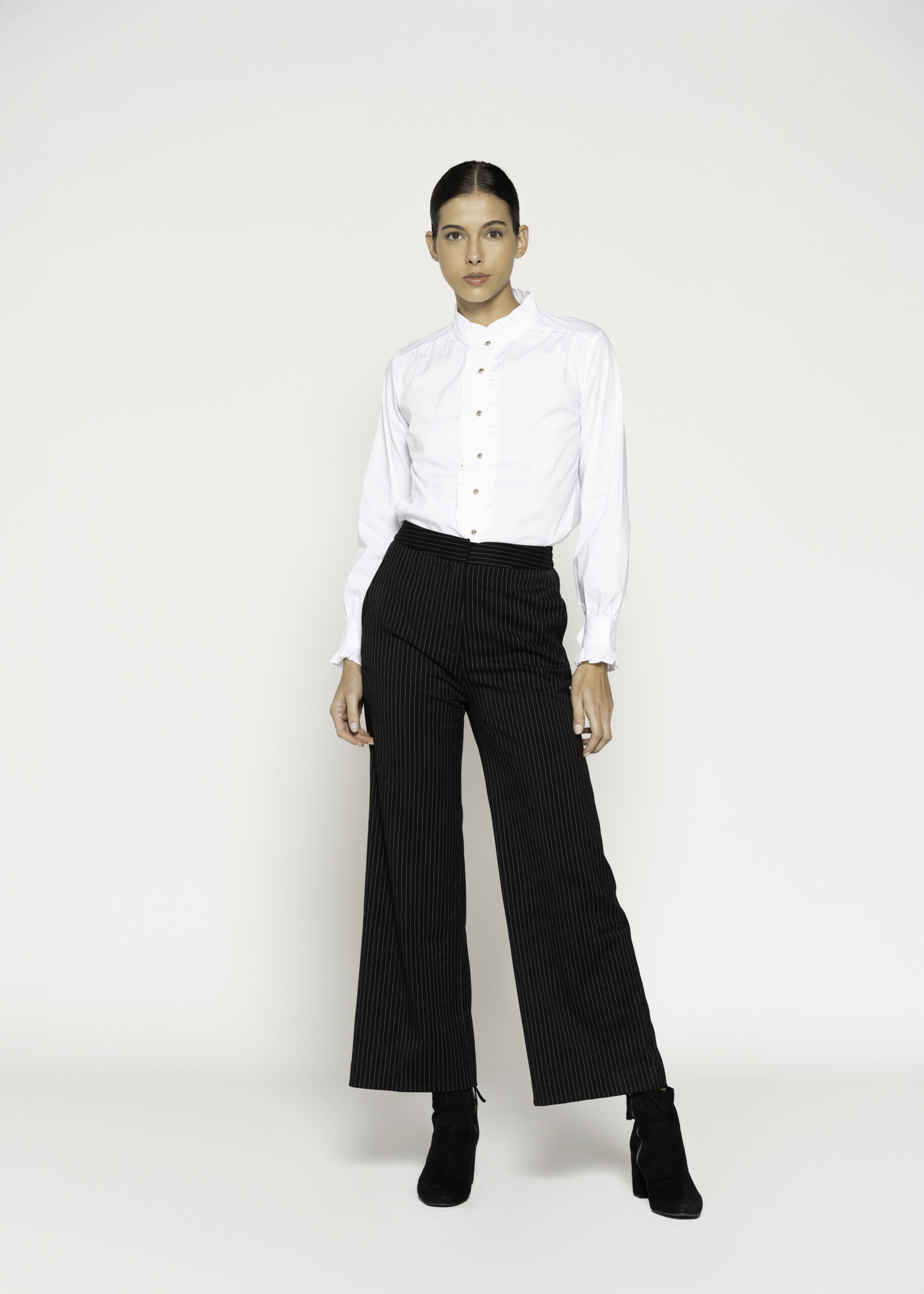 Pantalón negro con rayas finas verticales, corte ancho tipo palazzo, cintura alta con elástico, modelo Formentera.