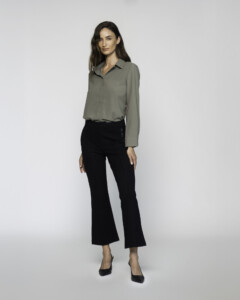 Vista frontal completa del pantalón negro acampanado tiro alto con bota ancha, combinado con camisa verde oliva