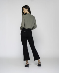 Vista posterior completa de pantalón negro acampanado tiro alto con detalle de bolsillo trasero, combinado con camisa verde oliva