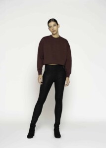 Pantalón negro ajustado con textura aterciopelada y cierre lateral, modelo Formentera, vista frontal.