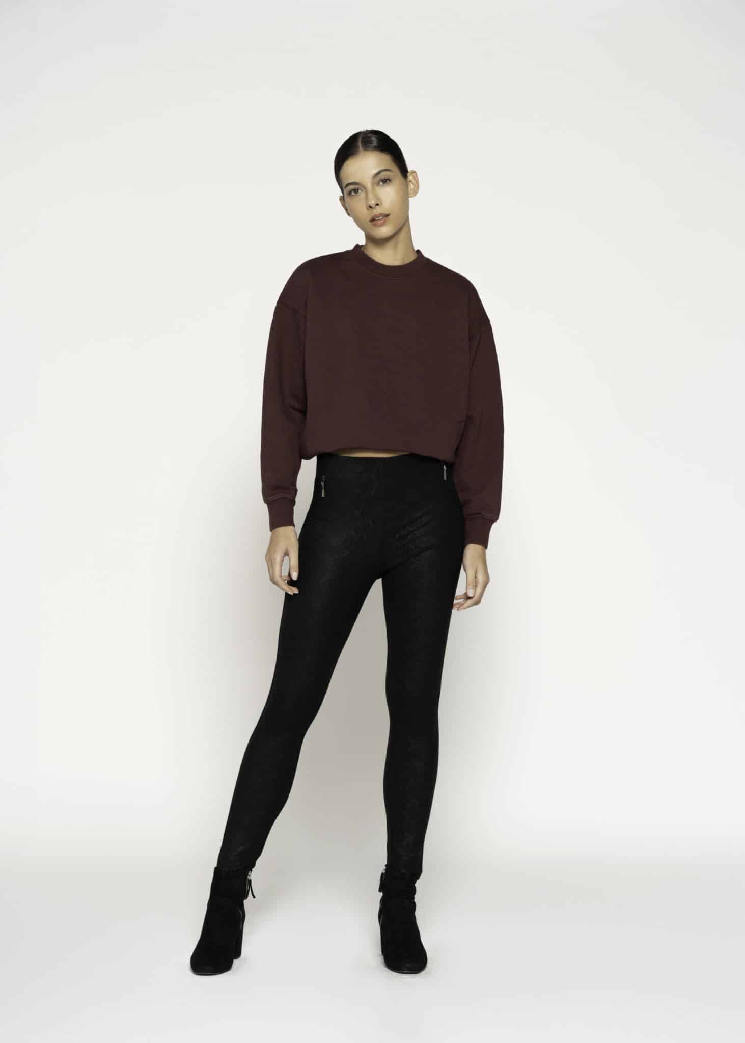 Pantalón negro ajustado con textura aterciopelada y cierre lateral, modelo Formentera, vista frontal.