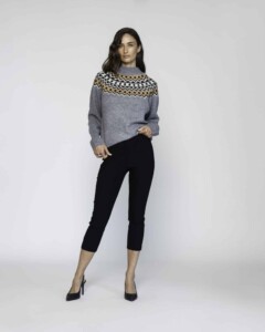 Pantalón negro capri tiro alto corte slim, modelo Formentera, vista frontal completa.