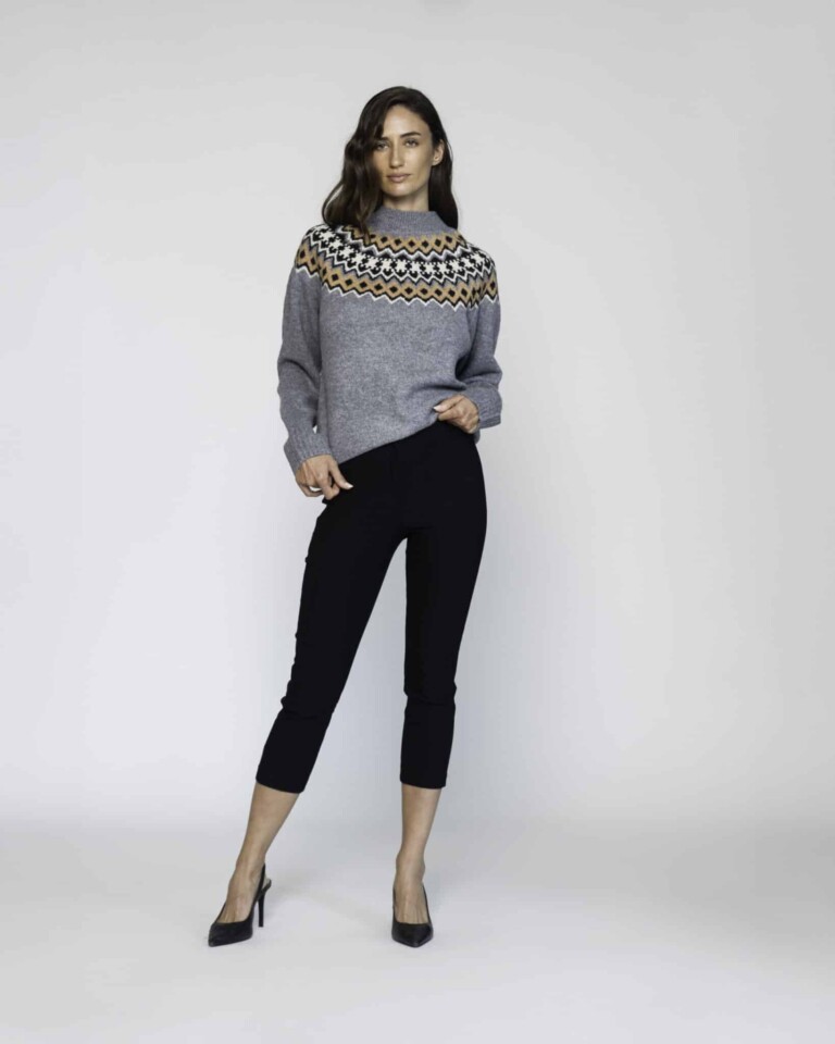Pantalón negro capri tiro alto corte slim, modelo Formentera, vista frontal completa.