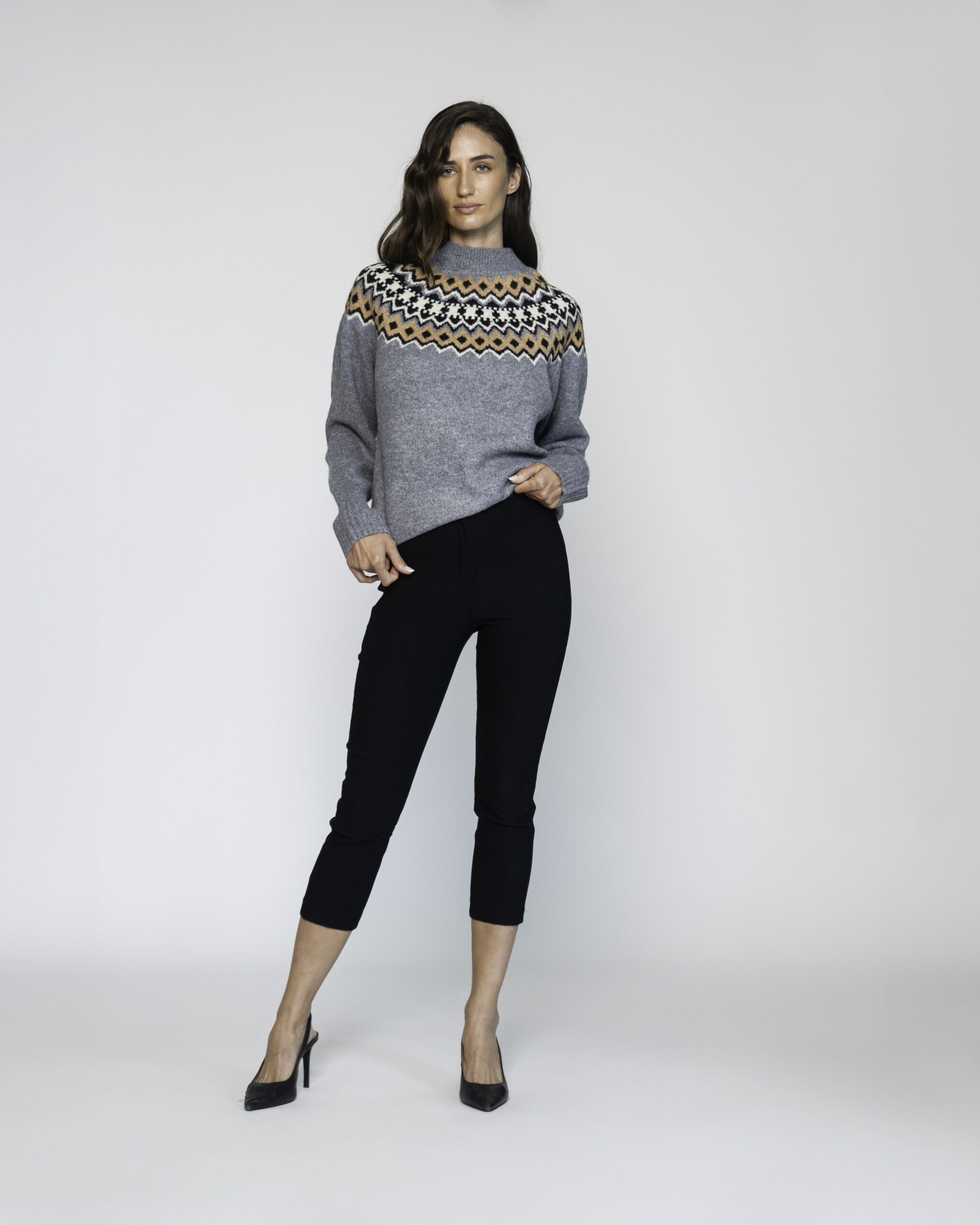 Pantalón negro capri tiro alto corte slim, modelo Formentera, vista frontal completa.