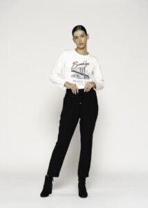 Pantalón negro de corte recto con cordón ajustable en cintura, modelo Formentera, frente.