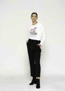 Vista completa de pantalón negro de corte recto con cordón ajustable, combinado con camiseta blanca estampada Brooklyn