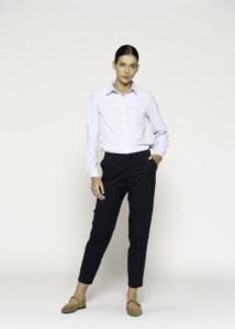 Pantalón negro de corte recto con pinzas y bolsillos laterales, modelo Formentera, vista frontal.