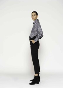 Vista lateral de pantalón negro recto con mano en bolsillo delantero, combinado con chaqueta estampada, modelo Formentera
