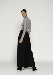 Pantalón palazzo negro de tiro alto y pierna amplia, modelo Formentera, vista lateral.