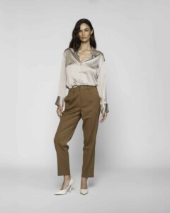 Pantalón recto color camel con pinzas y bolsillos, modelo Formentera, vista frontal completa.