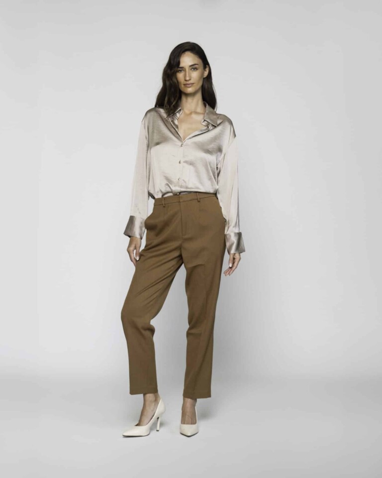 Pantalón recto color camel con pinzas y bolsillos, modelo Formentera, vista frontal completa.